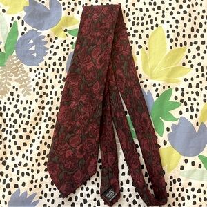 Geoffrey Beene 100% silk hand made in Italy tie. Dark romantic floral roses